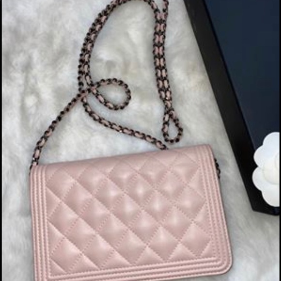 CHANEL BOY WALLET ON CHAIN - Picture 5 of 6